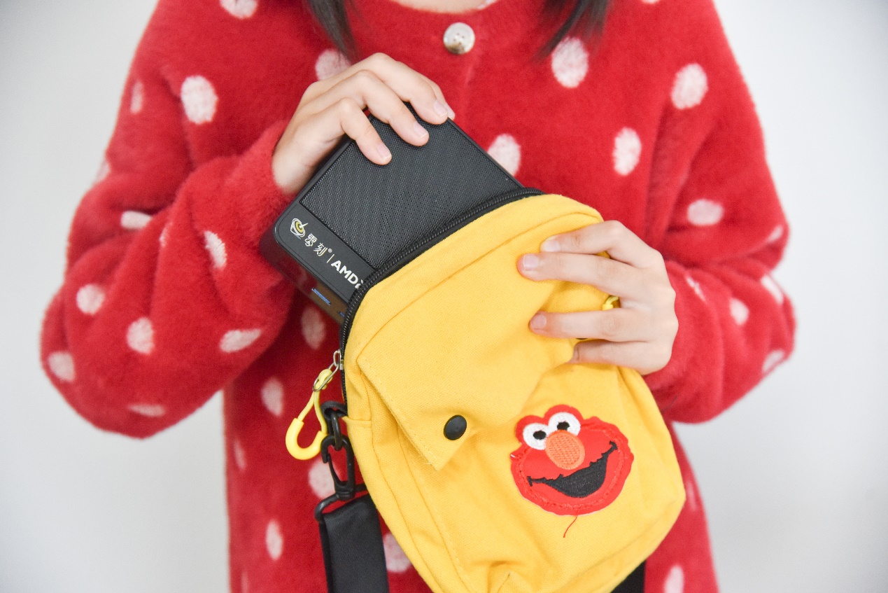 放弃台式，巴掌大零刻SER55500U打造简洁桌面，性能不输传统电脑