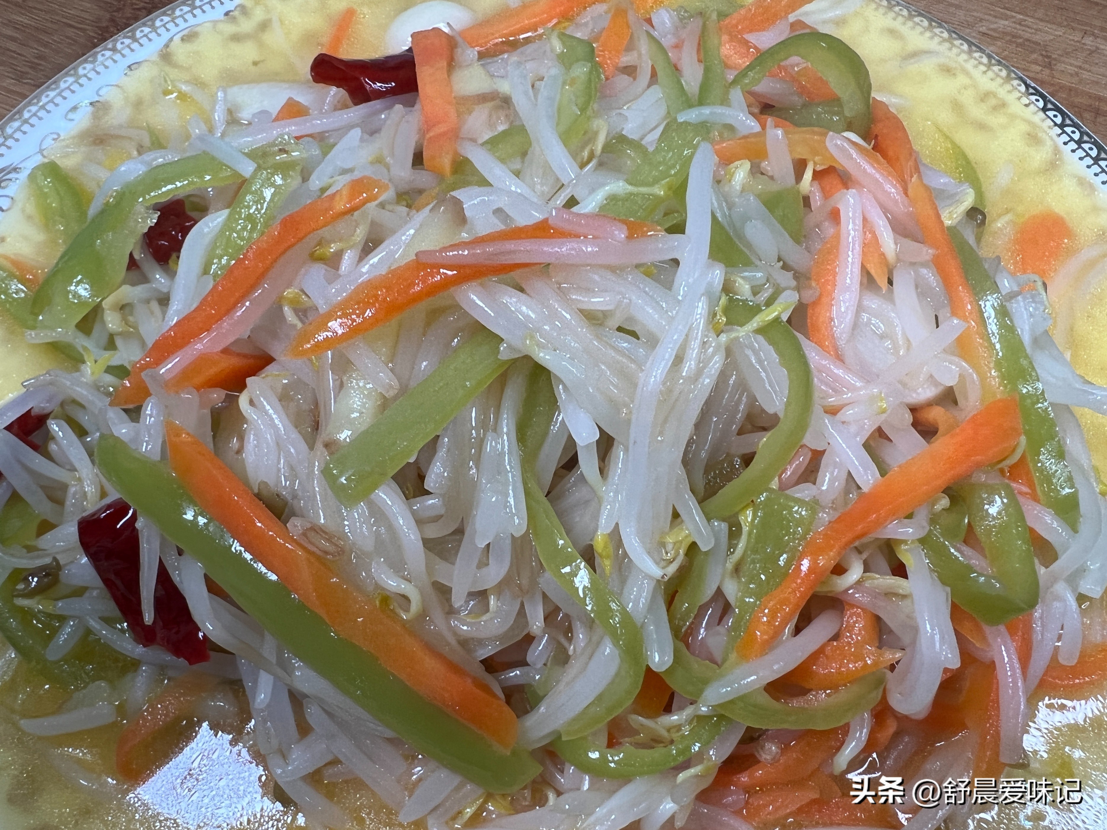 清炒胡萝卜拌绿豆芽最好吃做法,胡萝卜炒绿豆芽的做法