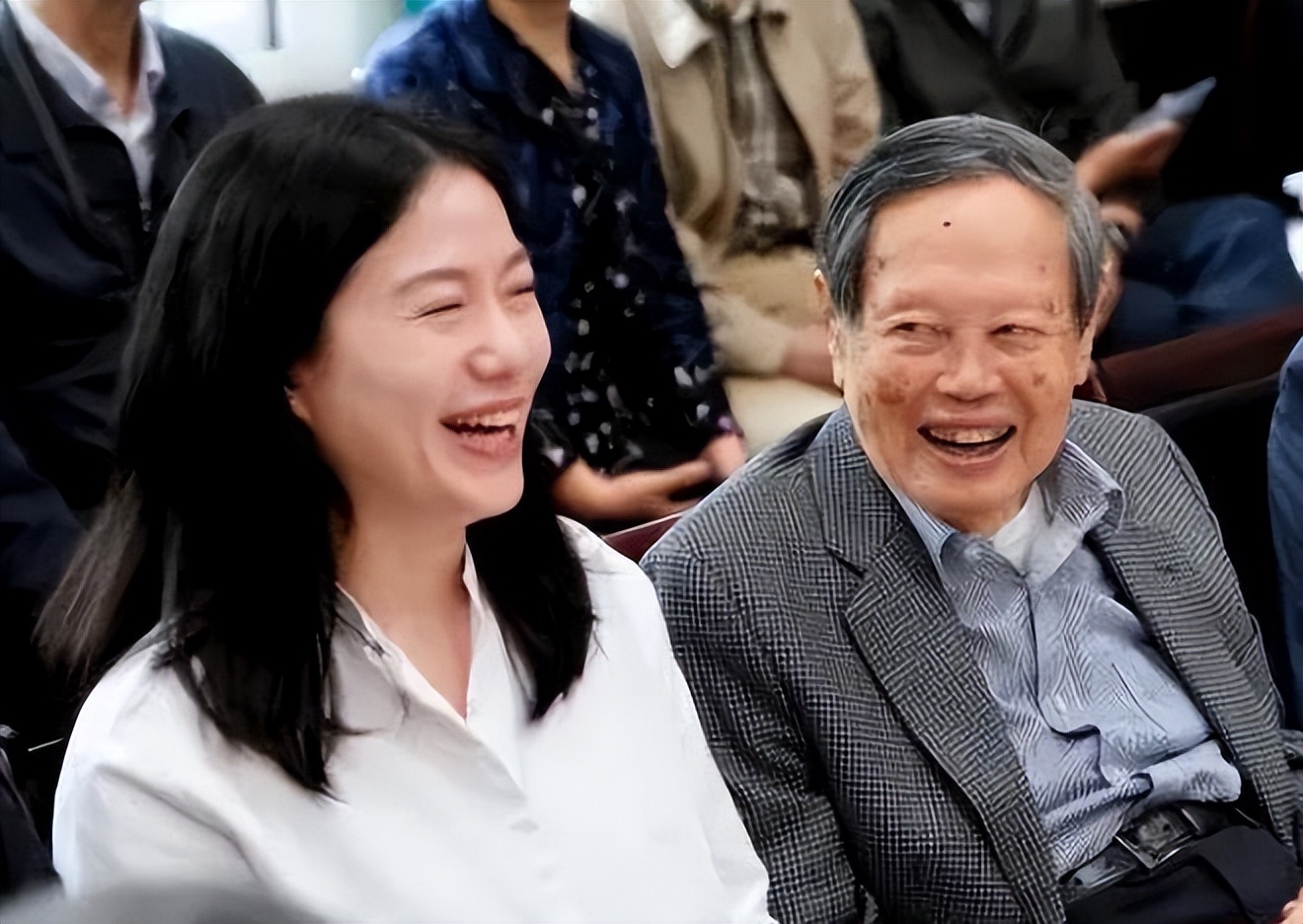 杨振宁翁帆慈善捐赠,杨振宁捐献珍贵资料是什么