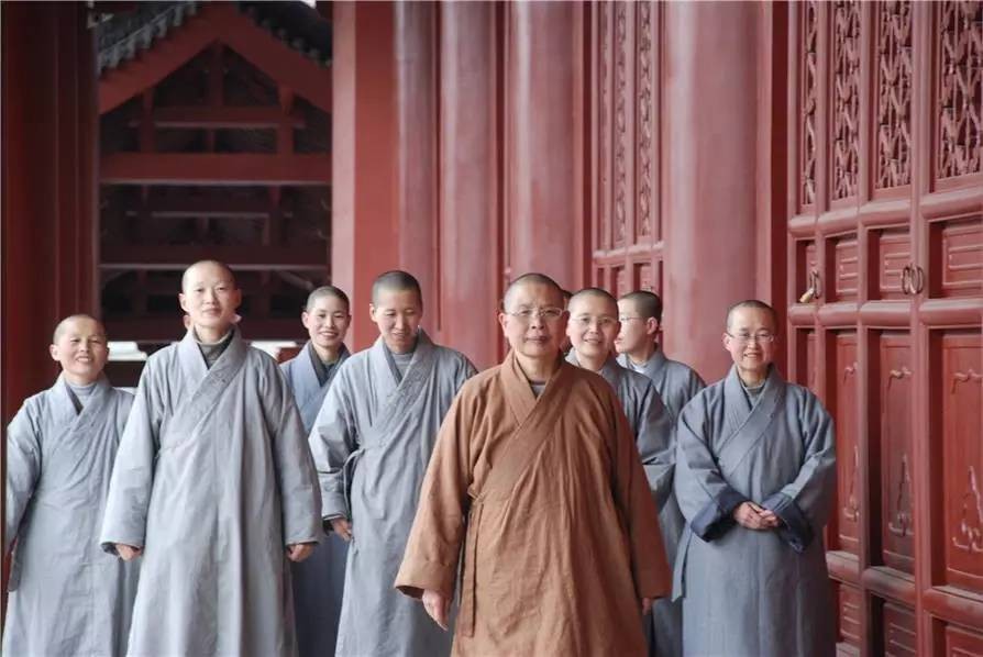 广东谭姓三姐妹遁入佛门,广东三姐妹出家传奇