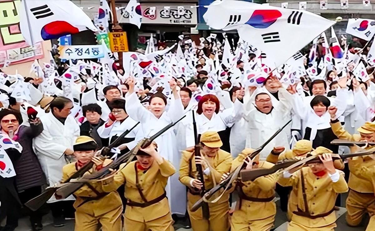 韩国民众当街表演痛打日军,韩民众街头表演痛打日军原视频