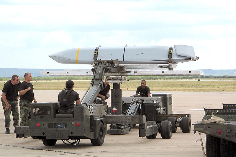 美给中国武器援助,美给乌克兰提供武器能得到什么