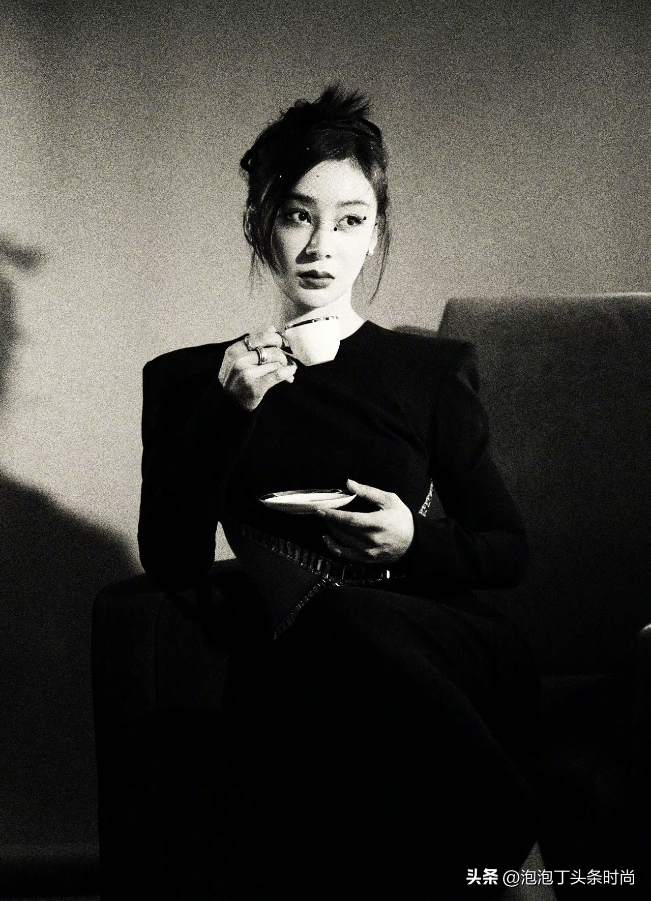 这是几个情况？身高1米82Ta，把男女明星秒变“小矮人”怎么看？