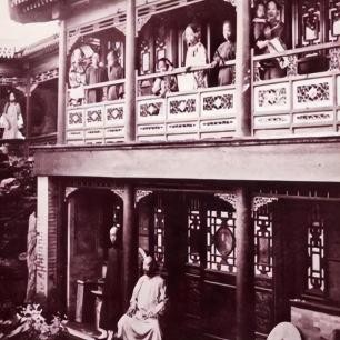 晚清老照片乞丐全身绑满破布取暖,晚清老照片戴枷示众