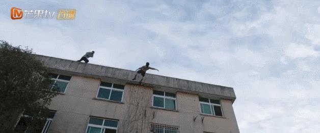 胸罩*点露**，花式泳衣，这些辣眼睛的操作，导演肚子里没一点墨水吗