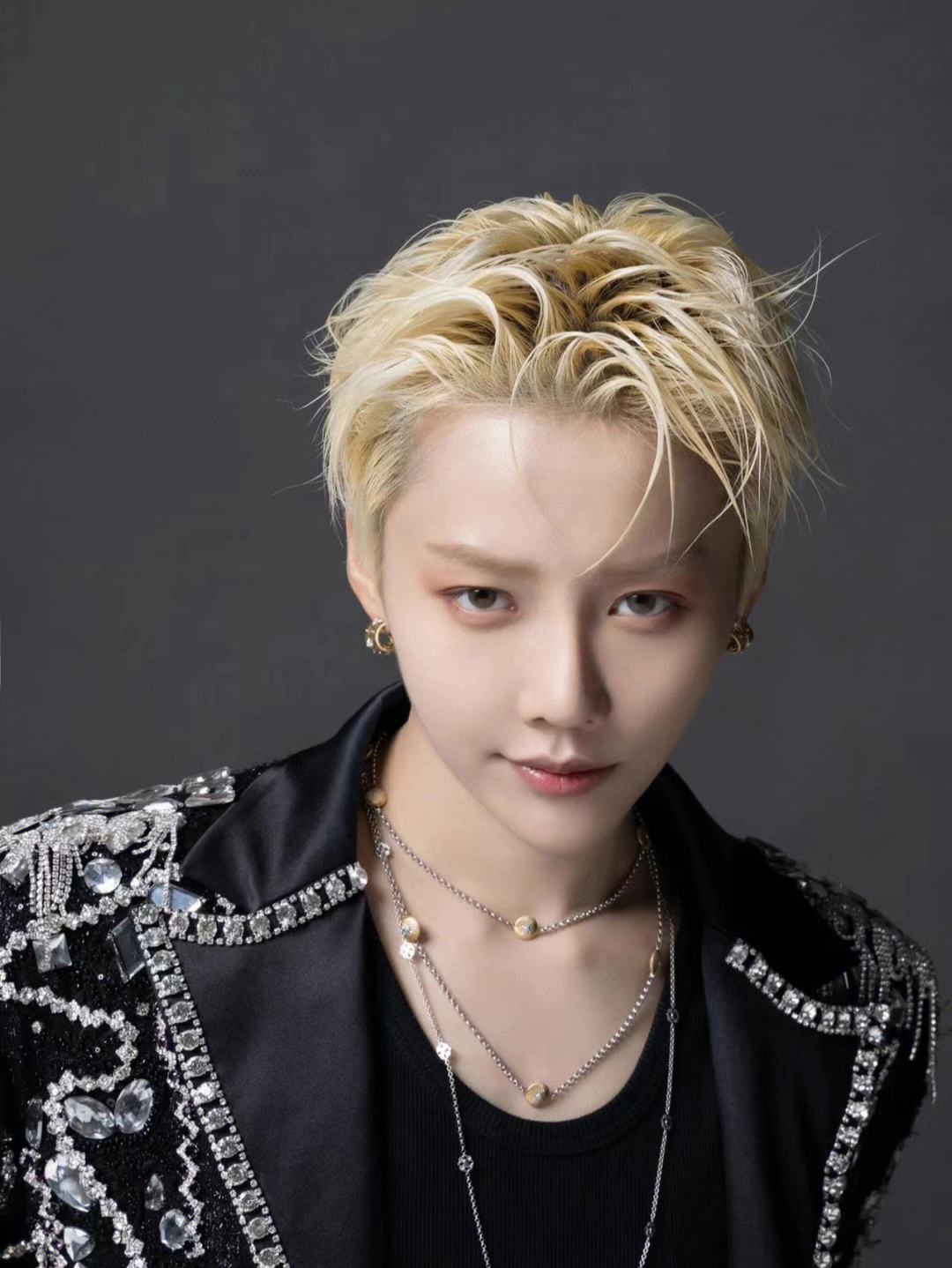 内娱合格爱豆蔡徐坤,蔡徐坤和成毅谁火