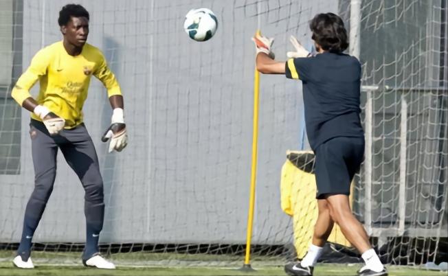 从一美元一天到巴萨训练营留下的眼泪，奥纳纳年少时的故事