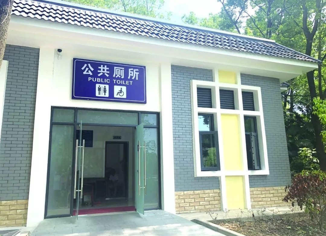 女子身上长虫医生拿镊子治疗,女子体内有蜱虫被医生拿镊子拔出