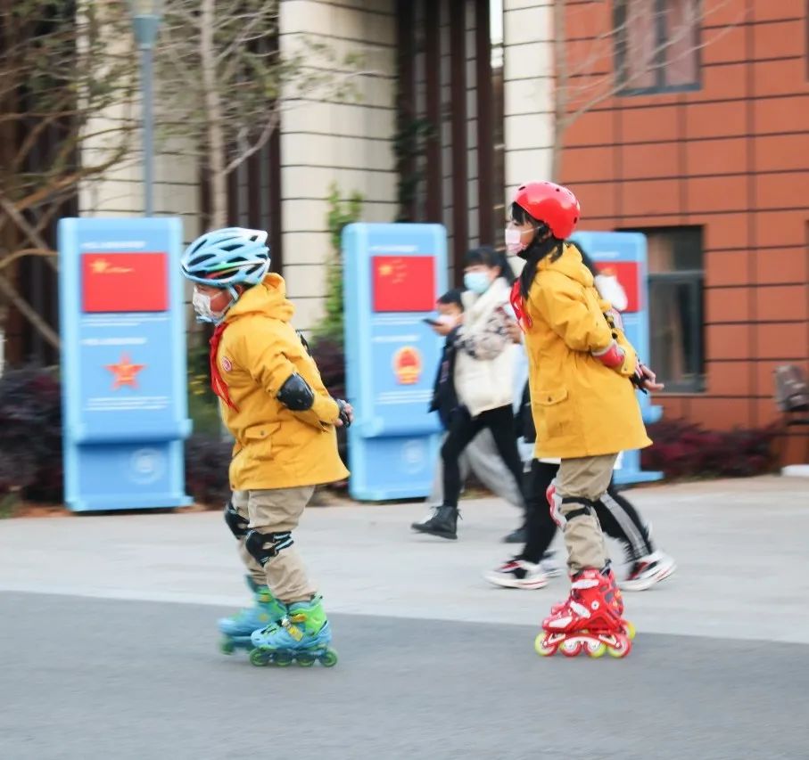 开学季校园展示打卡,开学啦冰墩墩小学生积极向上图片