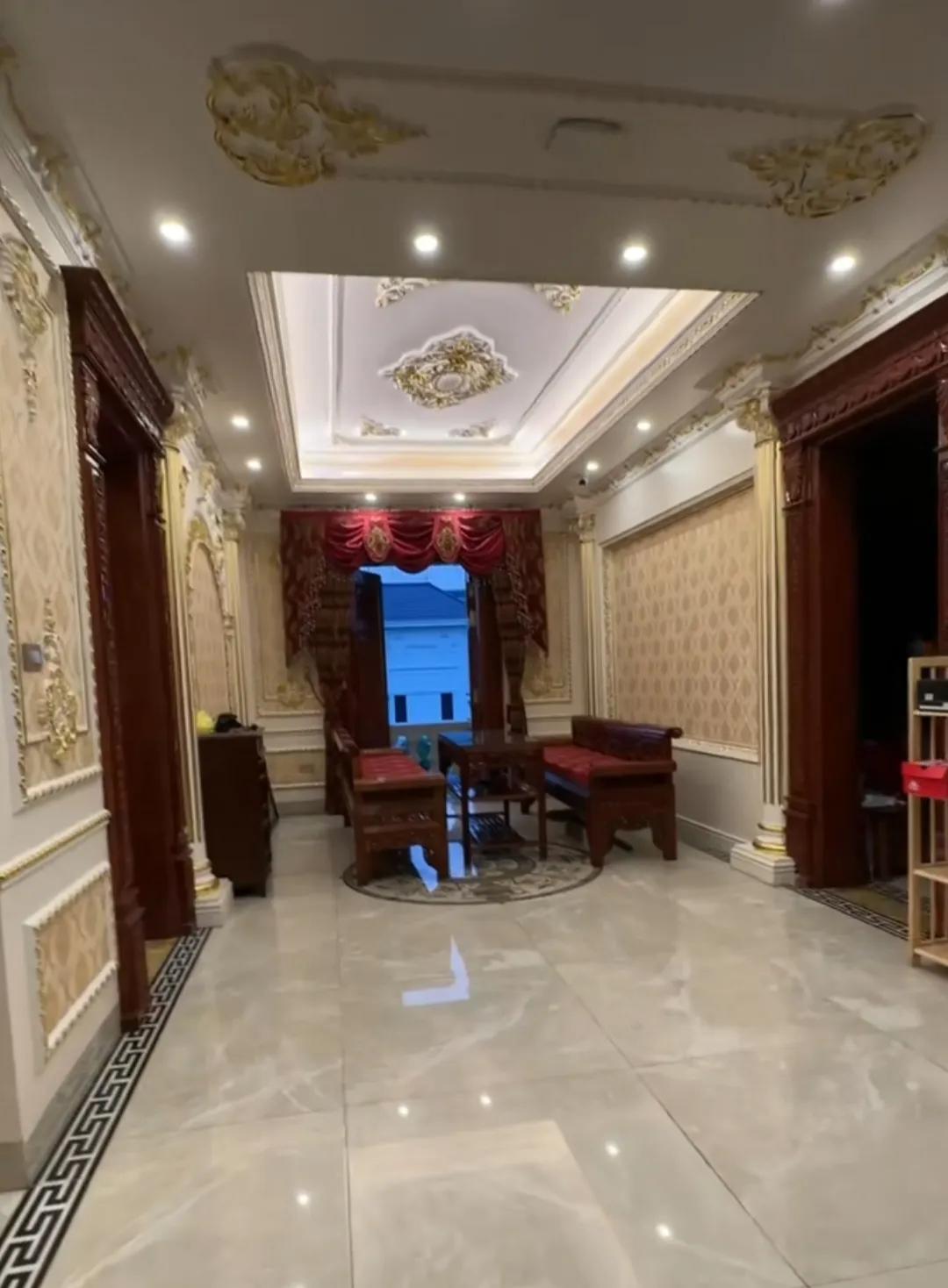 广西美女远嫁越南，生俩娃，发现越南有钱人的房子真豪气全屋红木