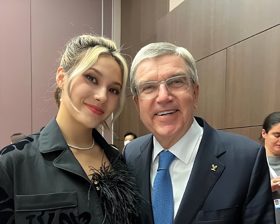 谷爱凌获金牌颁奖全过程,谷爱凌颁奖典礼后众人欢呼