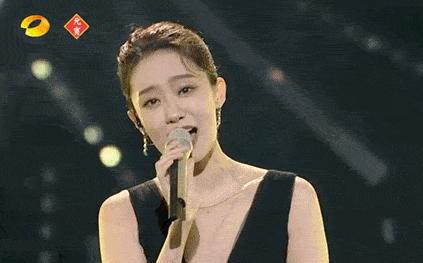 张小斐唱仰望星空致敬女足,元宵节春晚张小斐唱歌