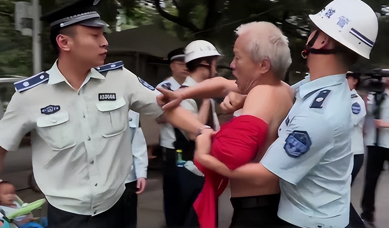 七旬摊贩竟然当众掌掴城管,地摊老汉当街掌掴城管怒吼