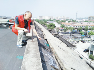 楼顶瓦片滑下来,小区楼顶瓦片损坏谁来维修