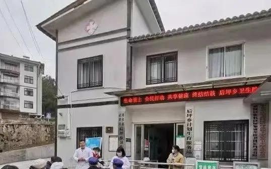 救护车交通事故驾驶员当场死亡,男子回家被车祸救护人员急救