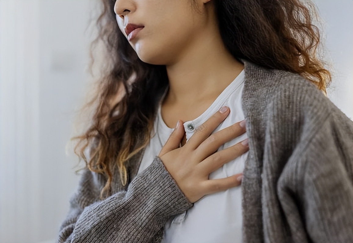 50岁女性胸部疼痛是怎么回事,女性胸部像针扎疼痛是怎么回事