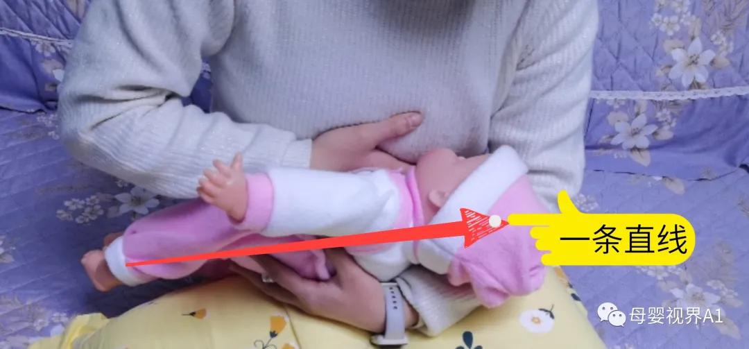 正确喂奶姿势解析,月子喂奶正确姿势
