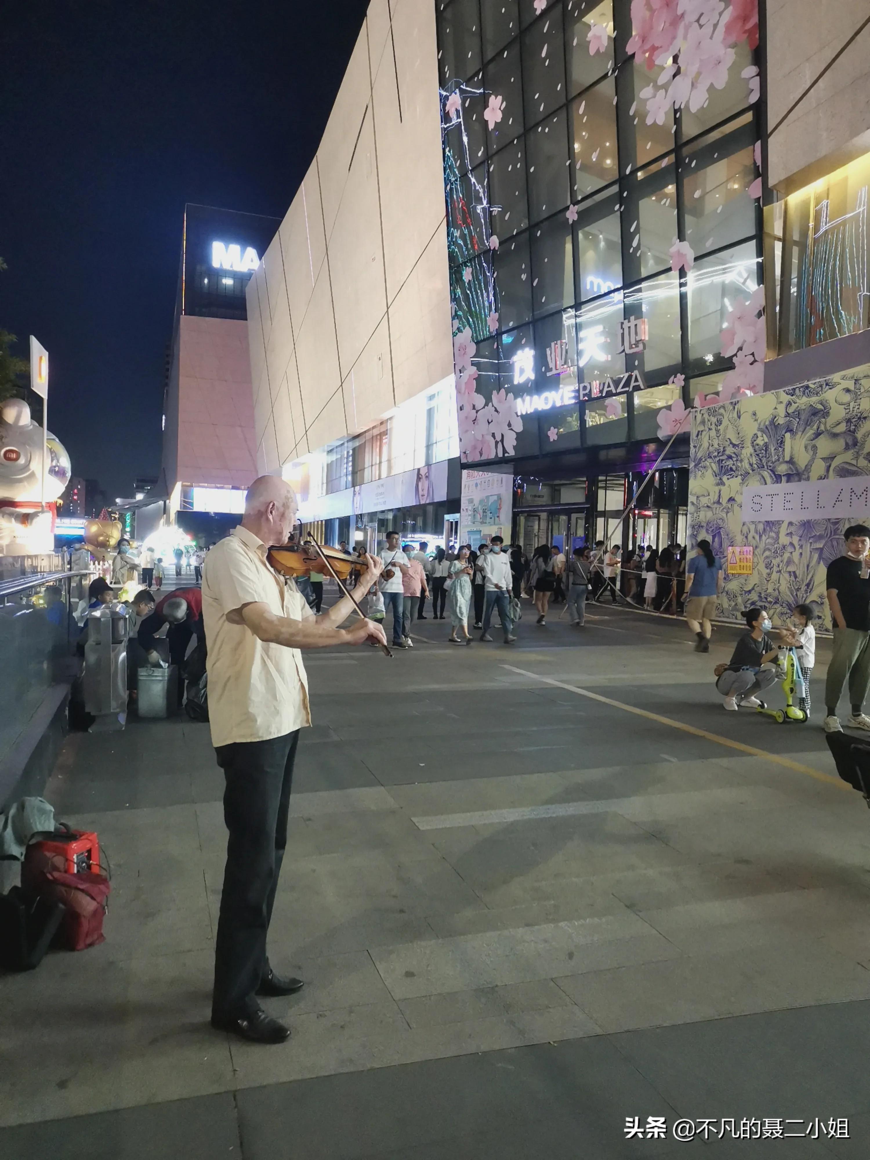 太原茂业夜景横屏,太原茂业人山人海