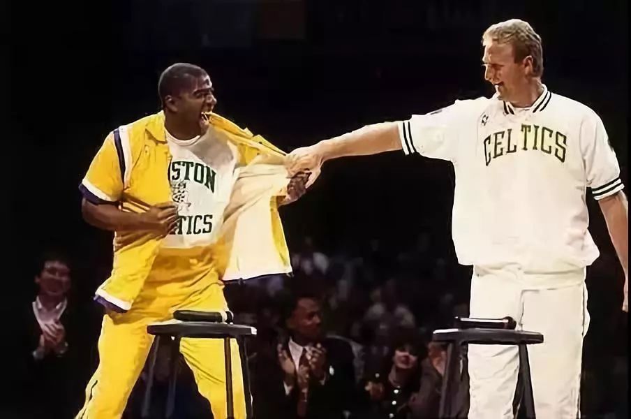 乔丹一共入选过几次nba最佳阵容,乔丹的第一个合同