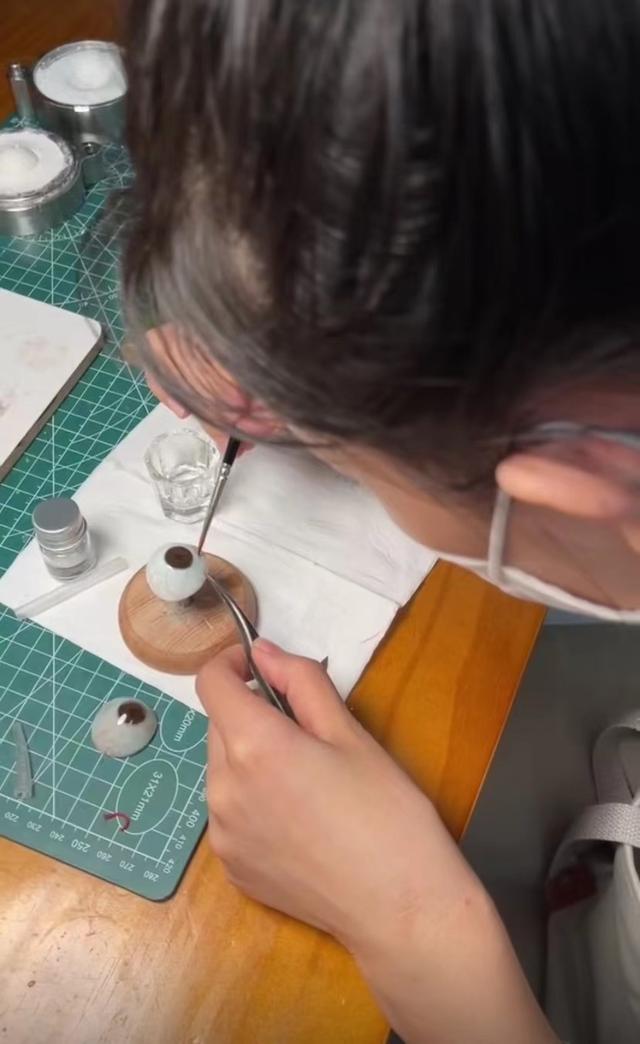 90后女生发光眼,女子展示自制发光眼