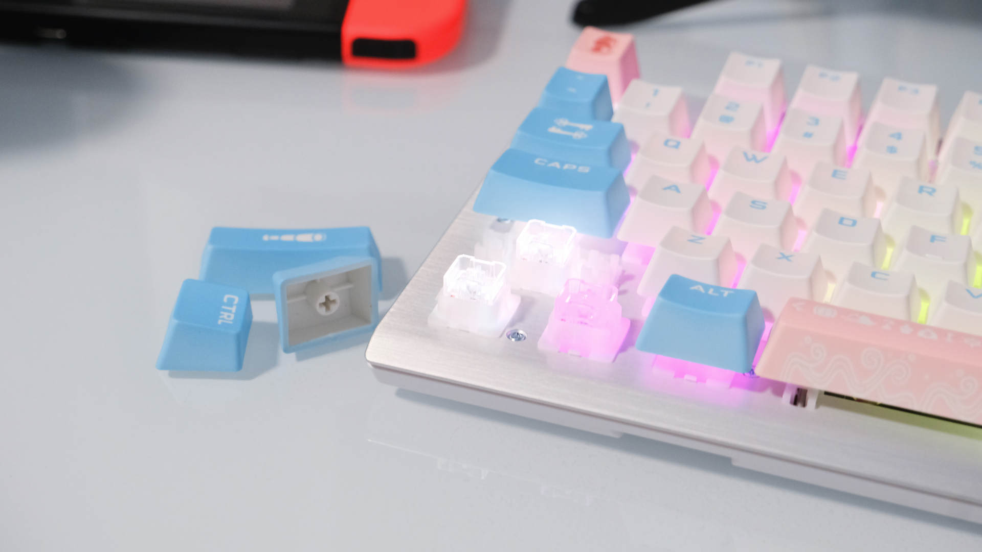 CHERRYMV轴用起来是什么样的体验？美商海盗船微甜之空RGB键盘