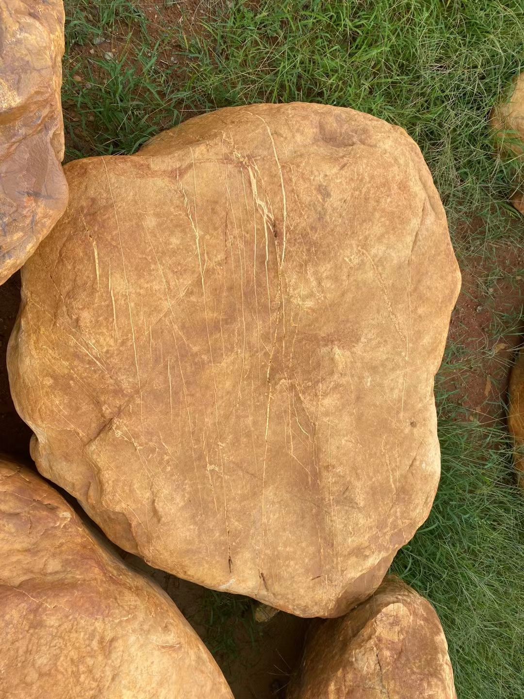 透明的黄蜡石价值多少钱一克,黄蜡石的价值分地区吗