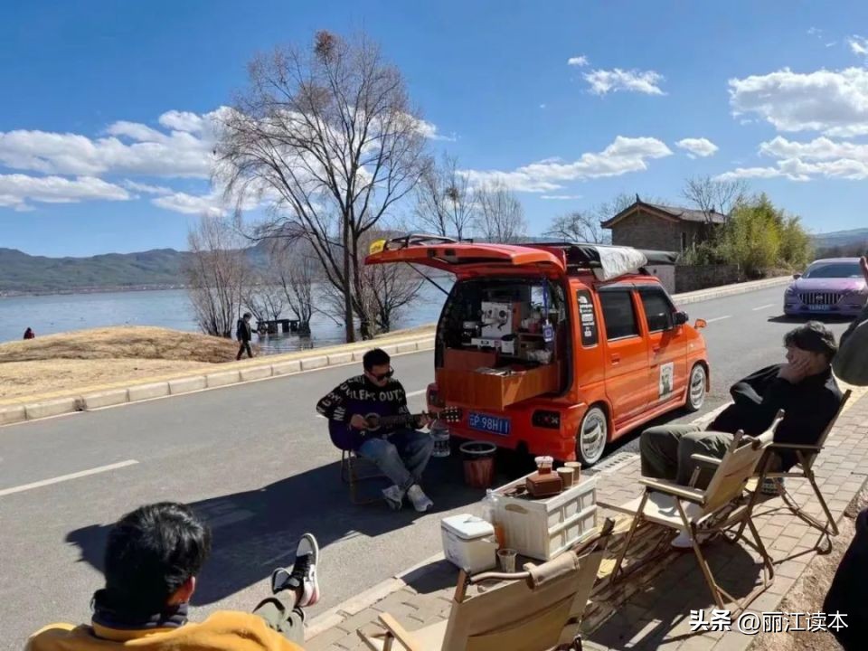 00后小伙摆摊卖咖啡,00后小伙到30个城市卖咖啡