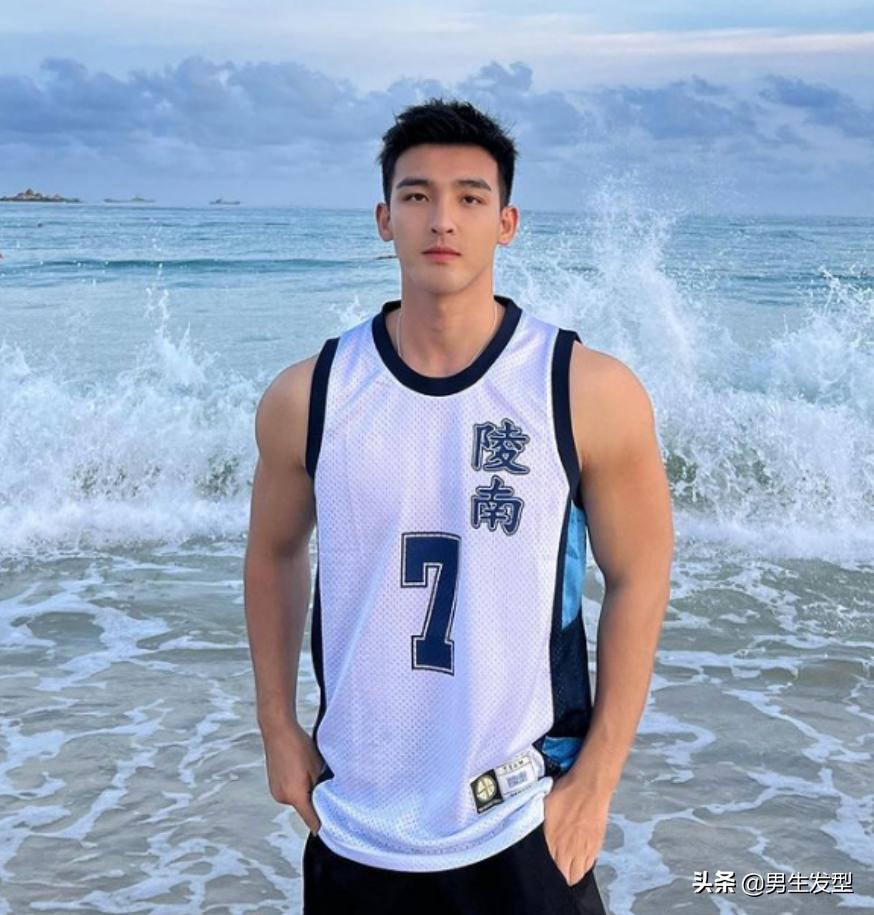 男生头发怎么剪不像锅盖头短发,2022年最流行的发型碎盖男士短发