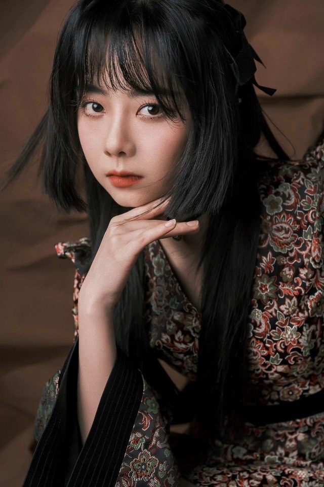 适合圆脸女生的锁骨卷发谭松韵,谭松韵编发发型穿搭