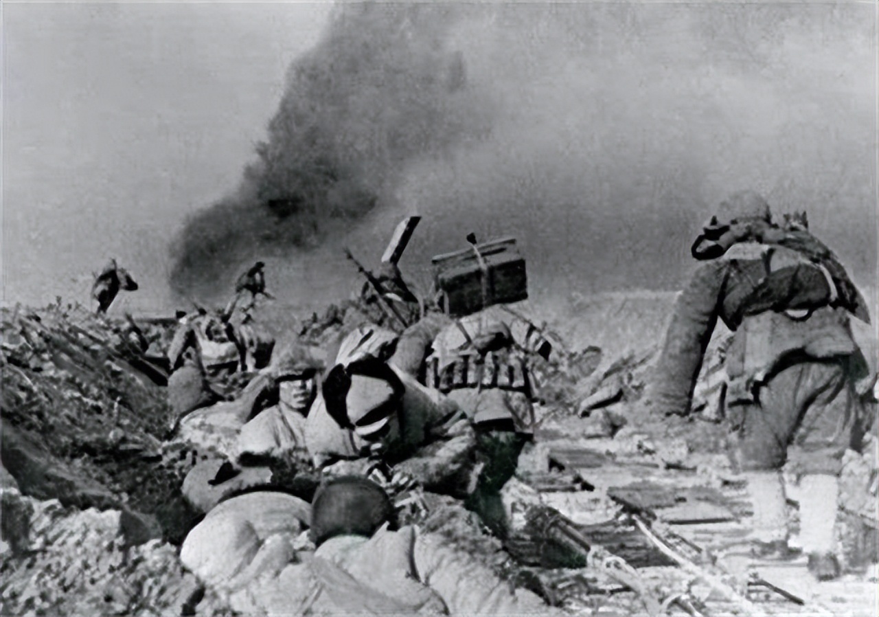 他是西康军区原司令员，23岁入*党**，49岁授中将，母亲却在街边乞讨