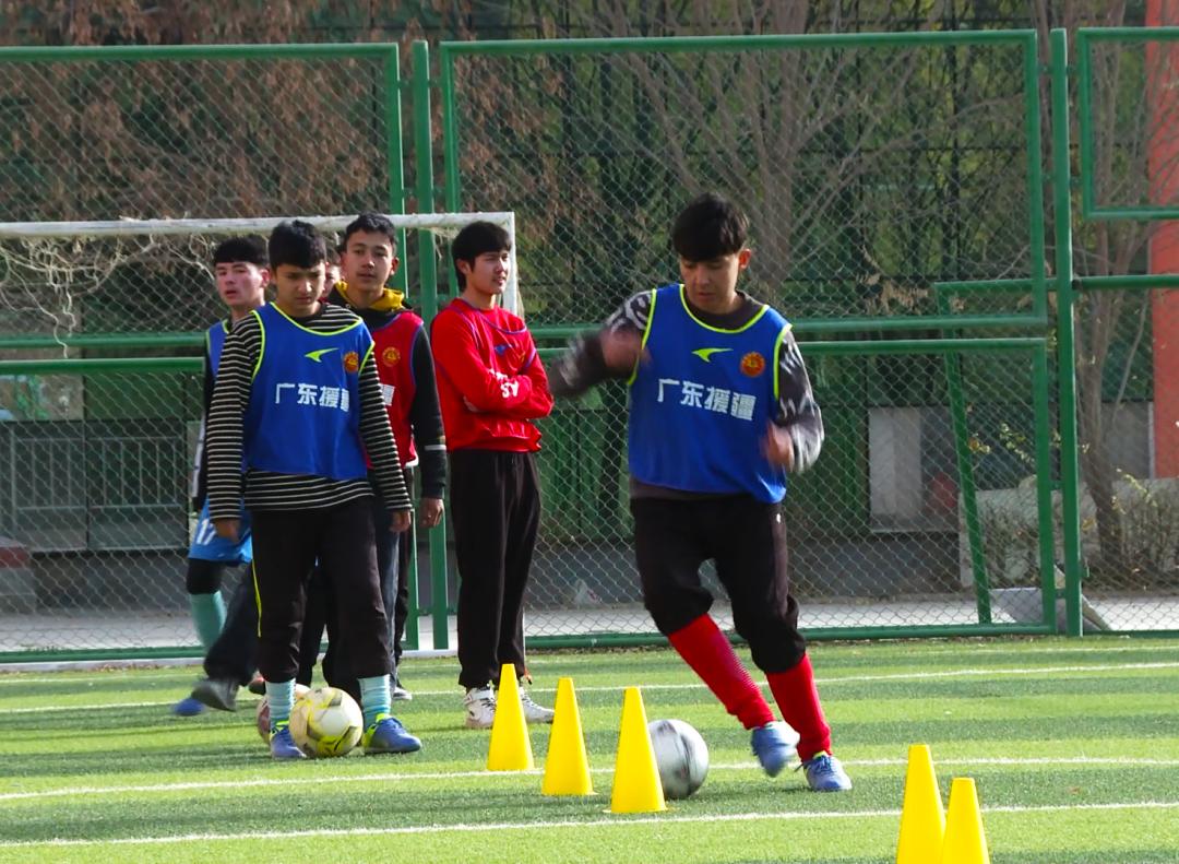 乒乓球运动员为国足加油,伽师加油