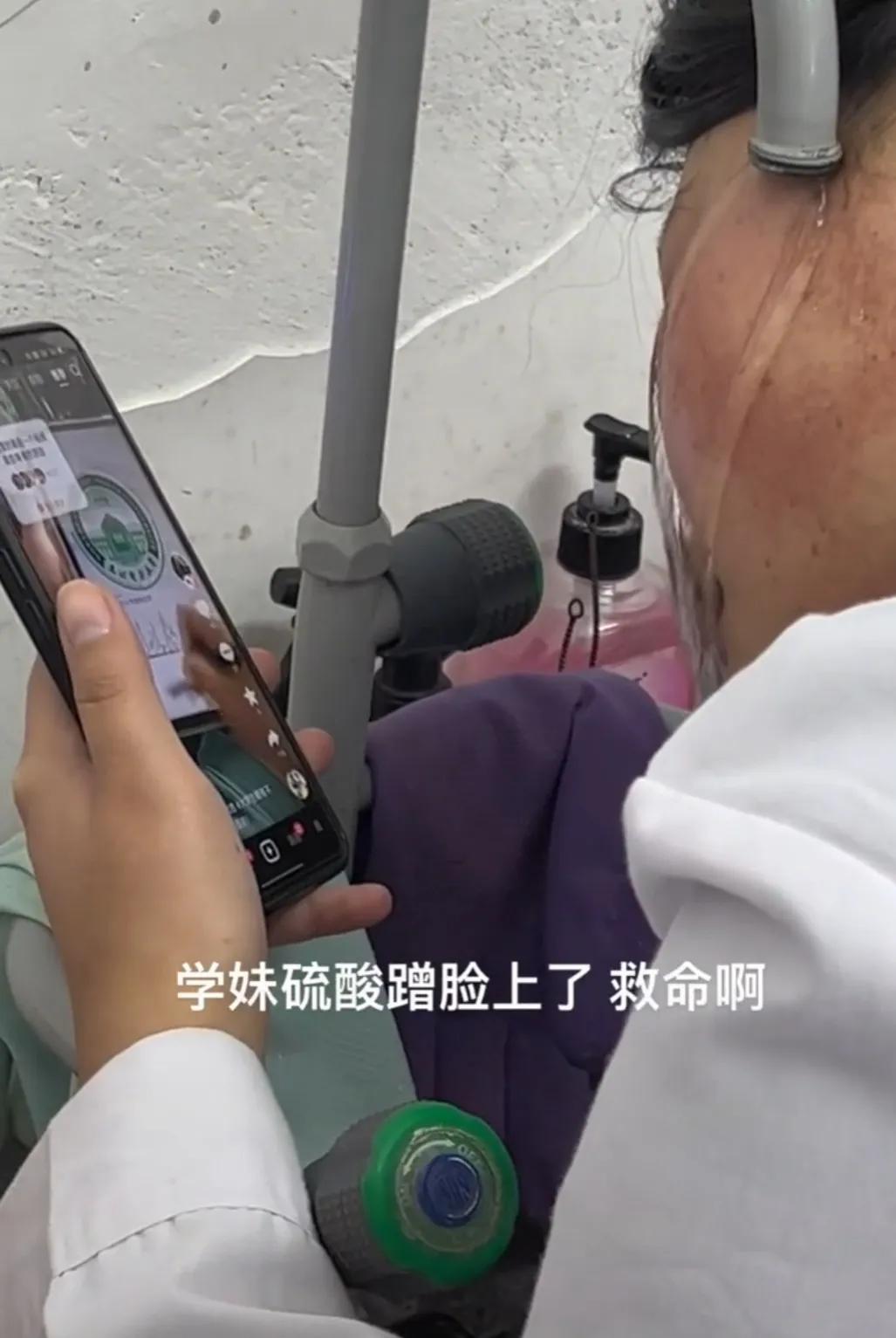 硫酸溅到脸上直接拿水冲可以吗,硫酸泼到脸上可以恢复吗