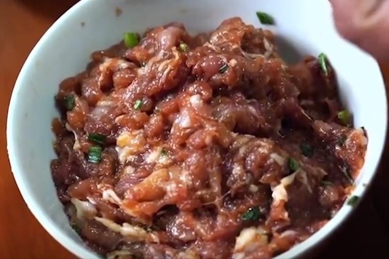 别人养猪都是圈养，他却散养香猪年赚1000多万