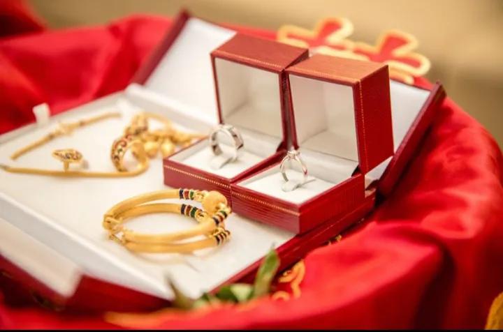 结婚前买三金视频,结婚买三金闹得不愉快