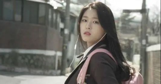 她曾被前辈吐槽长得丑却靠魅力,他曾因肥胖被欺负后逆袭成高富帅