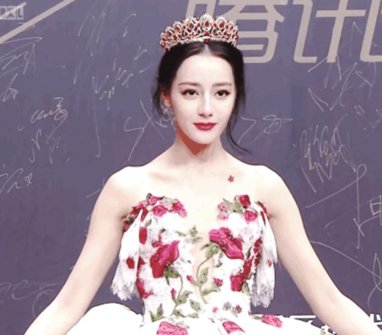 没了美颜滤镜，谁在装嫩一目了然，麒麟臂、水桶腰、满脸皱纹沟壑