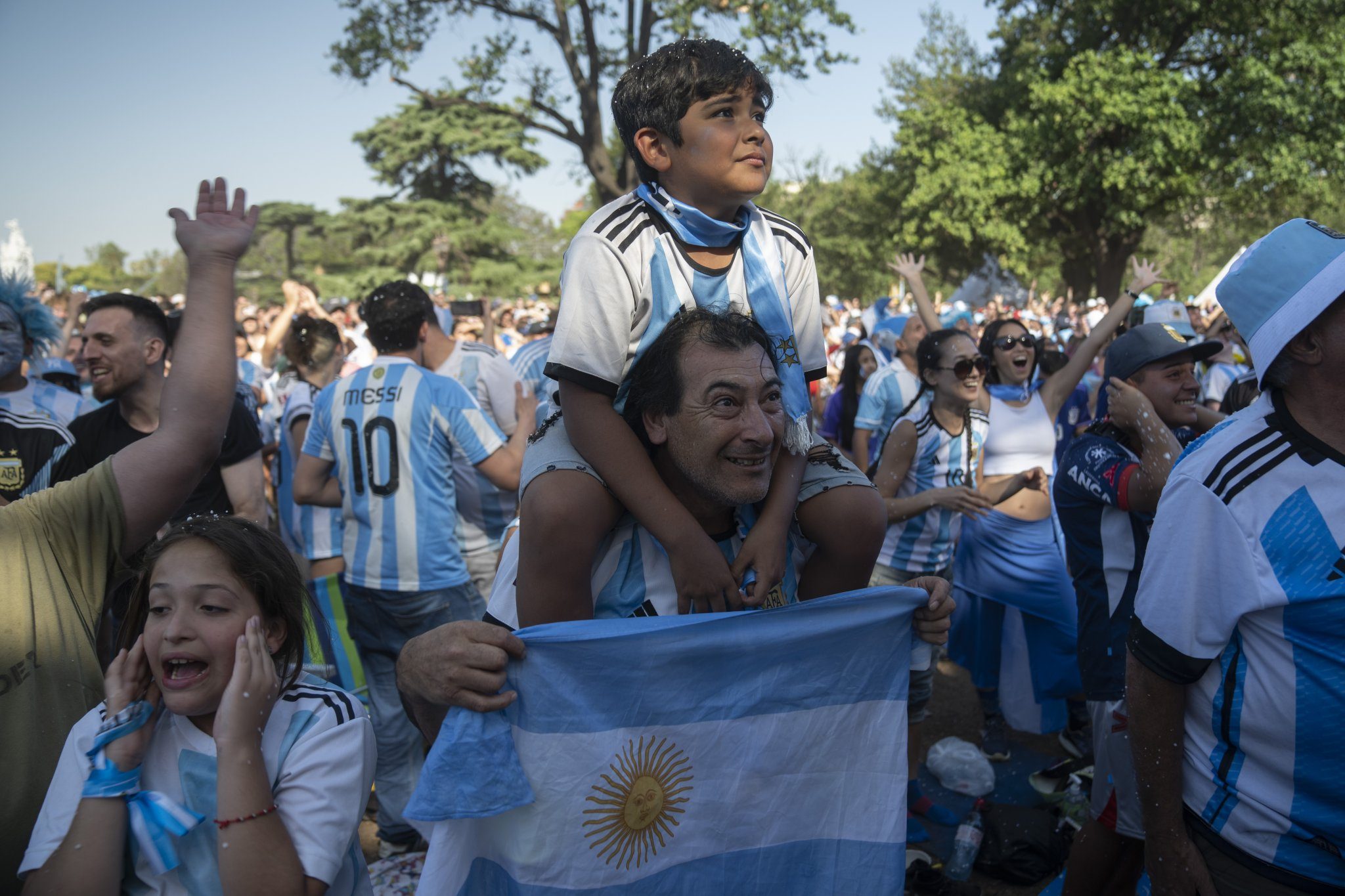 阿根廷国旗中间的人脸是什么,阿根廷的国旗为什么有太阳脸
