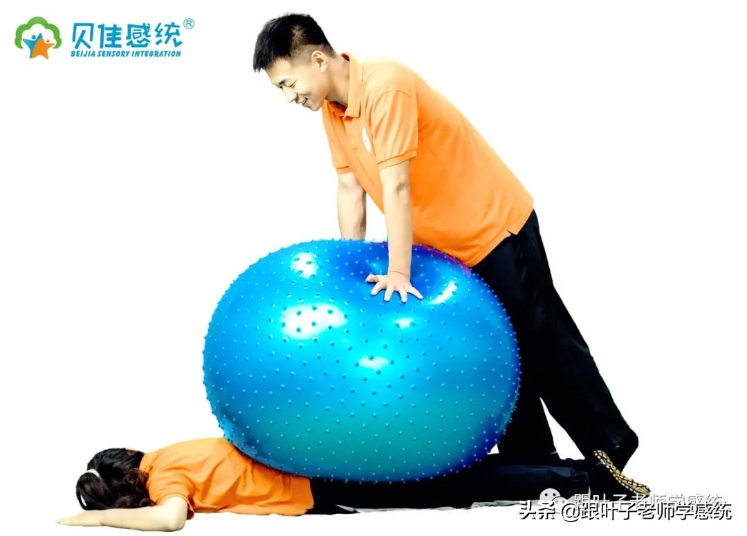 小孩不合群被孤立怎么办,孩子内向被排挤的正确方法