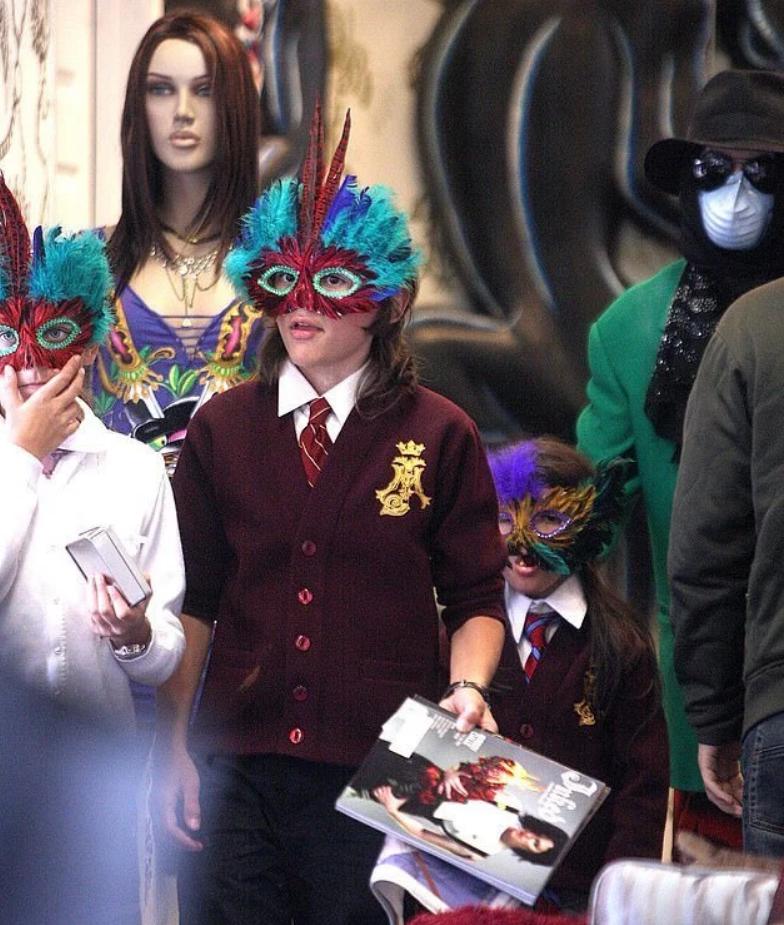 2009年杰克逊去世：长子遗传白癜风，女儿14岁被侵犯，幼子最像他