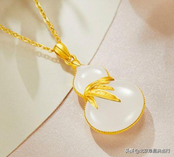 送黄金吊坠什么意思,送长辈黄金首饰哪种好