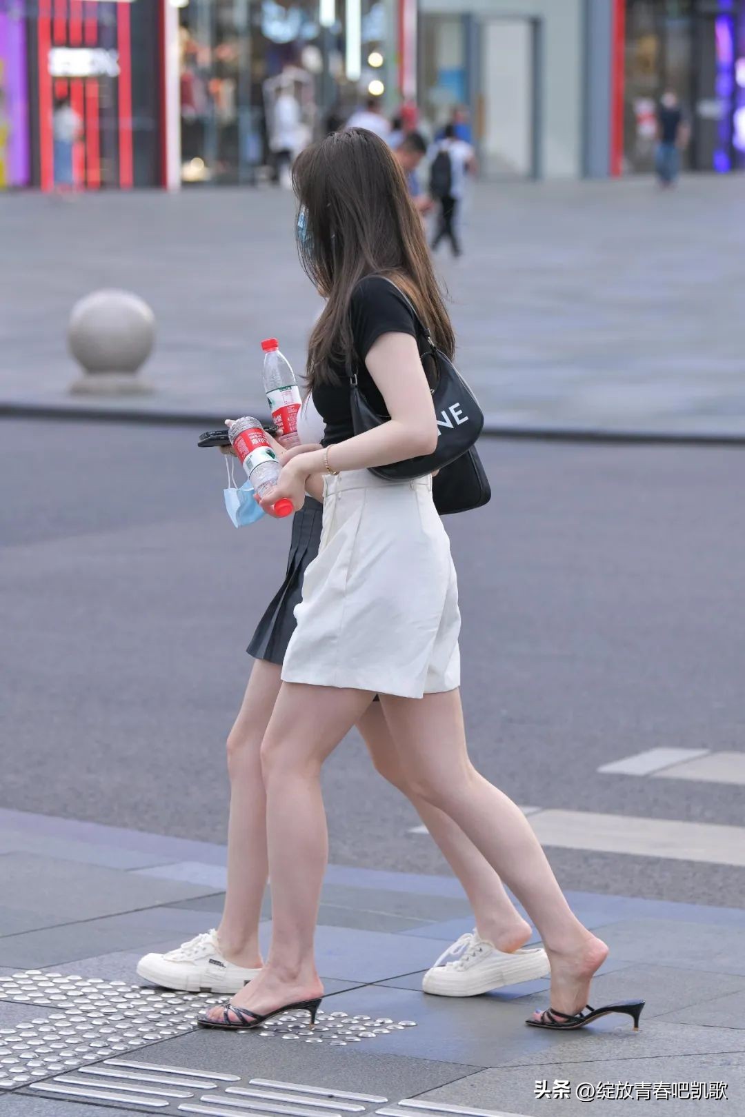 随性又休闲的搭配，粉色上衣搭配潮裤，潇洒大方又得体