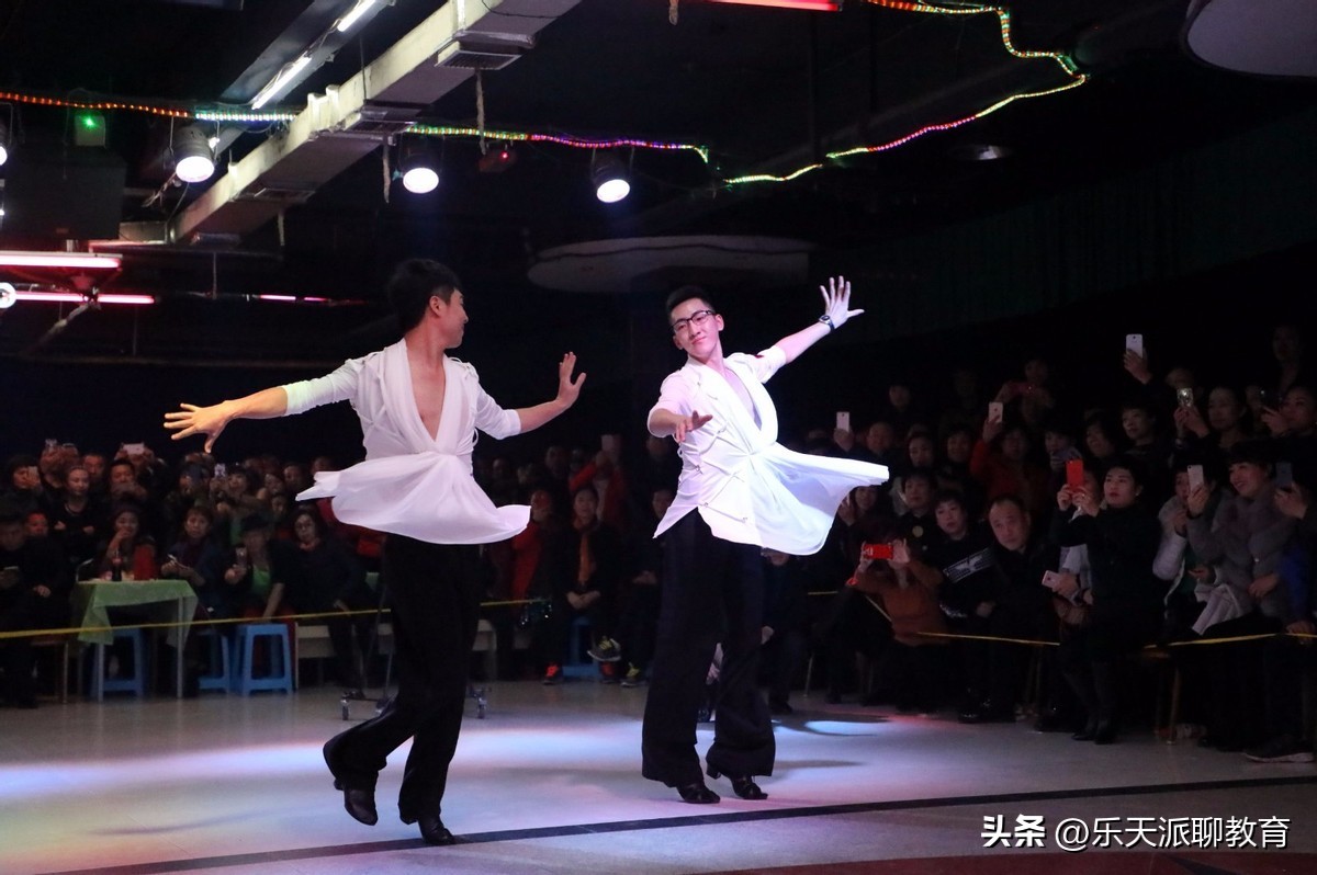 运动会开幕式舞蹈炸翻全场女生团,运动会开幕式男生女团舞蹈