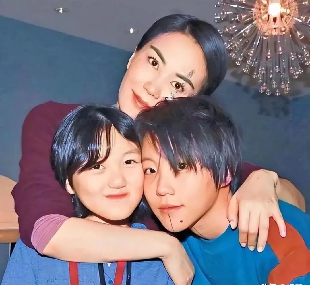 王菲谢霆锋机场公开亲密牵手,王菲谢霆锋机场牵手同框