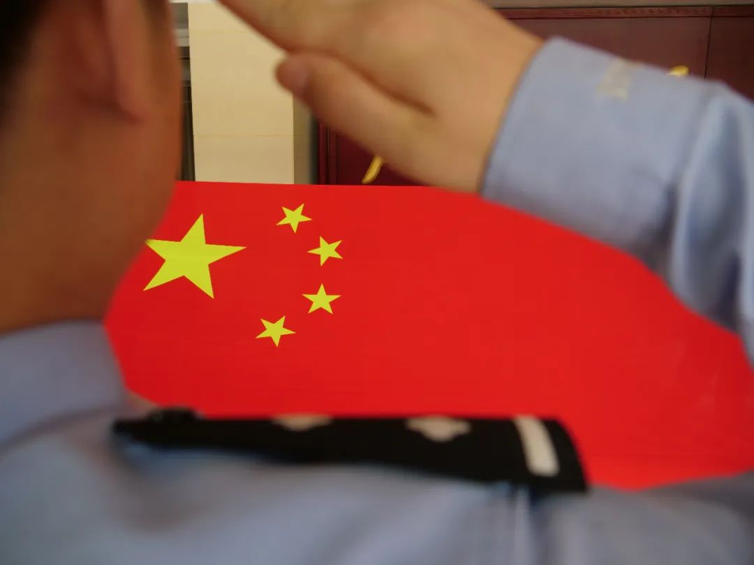 节日我在岗护航群众平安出行,节日我在岗交警坚守一线保畅通