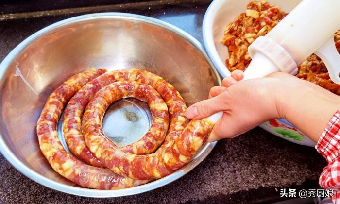 灌好的香肠怎么晒更好吃,晾好的香肠煮香肠的正确方法