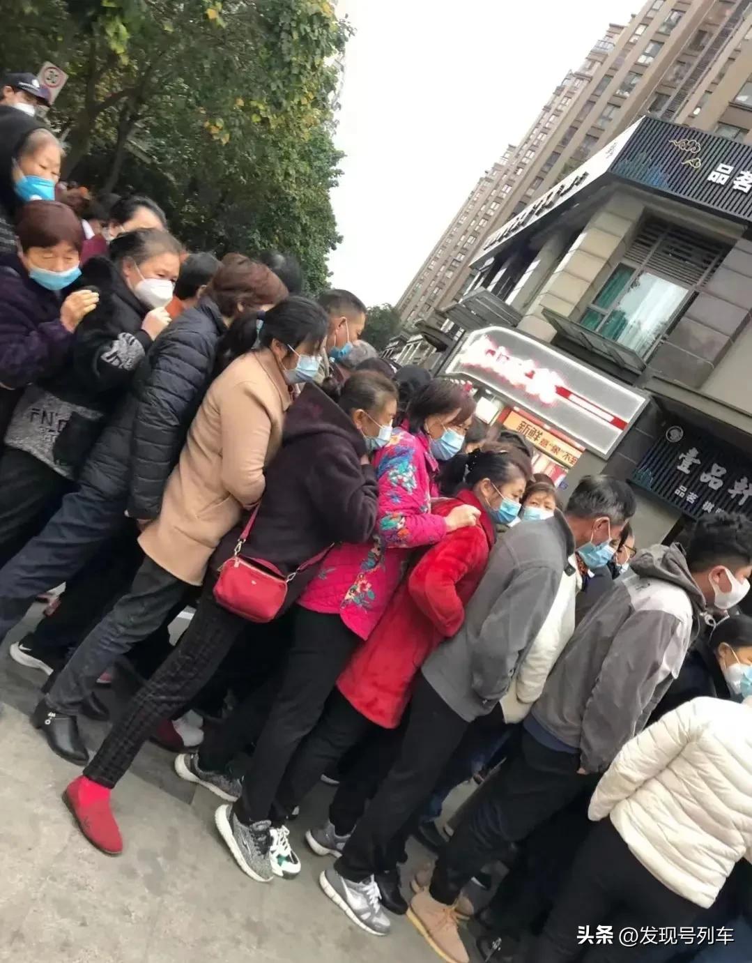 成都人用凳子排队做核酸,成都做核酸排队几个小时