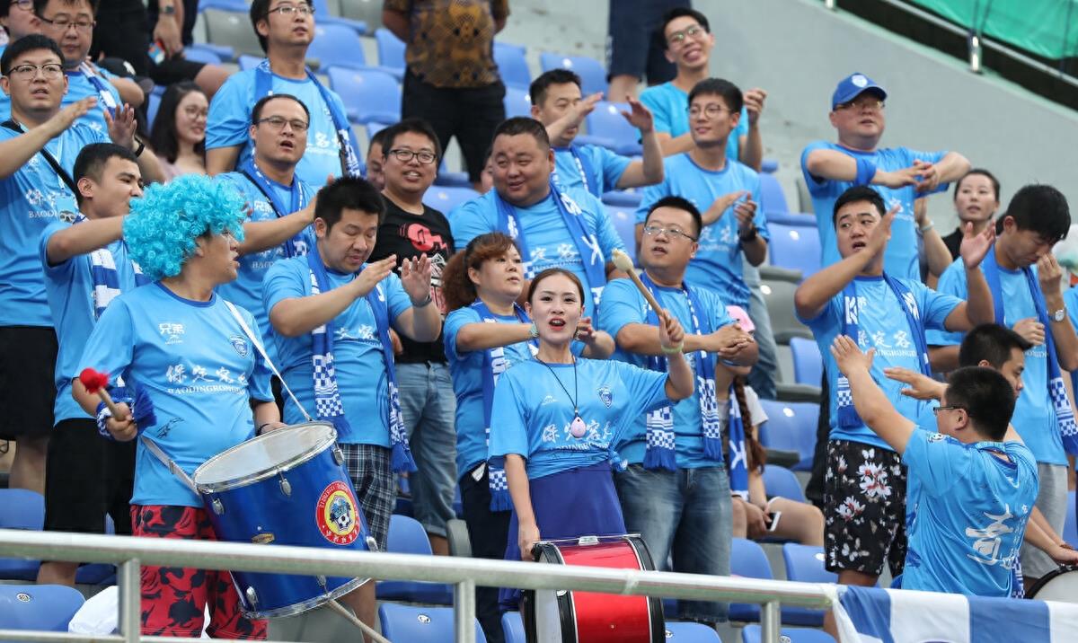 实力平庸却靠关系加盟球队，3年赚180万，被老板当众揭穿。