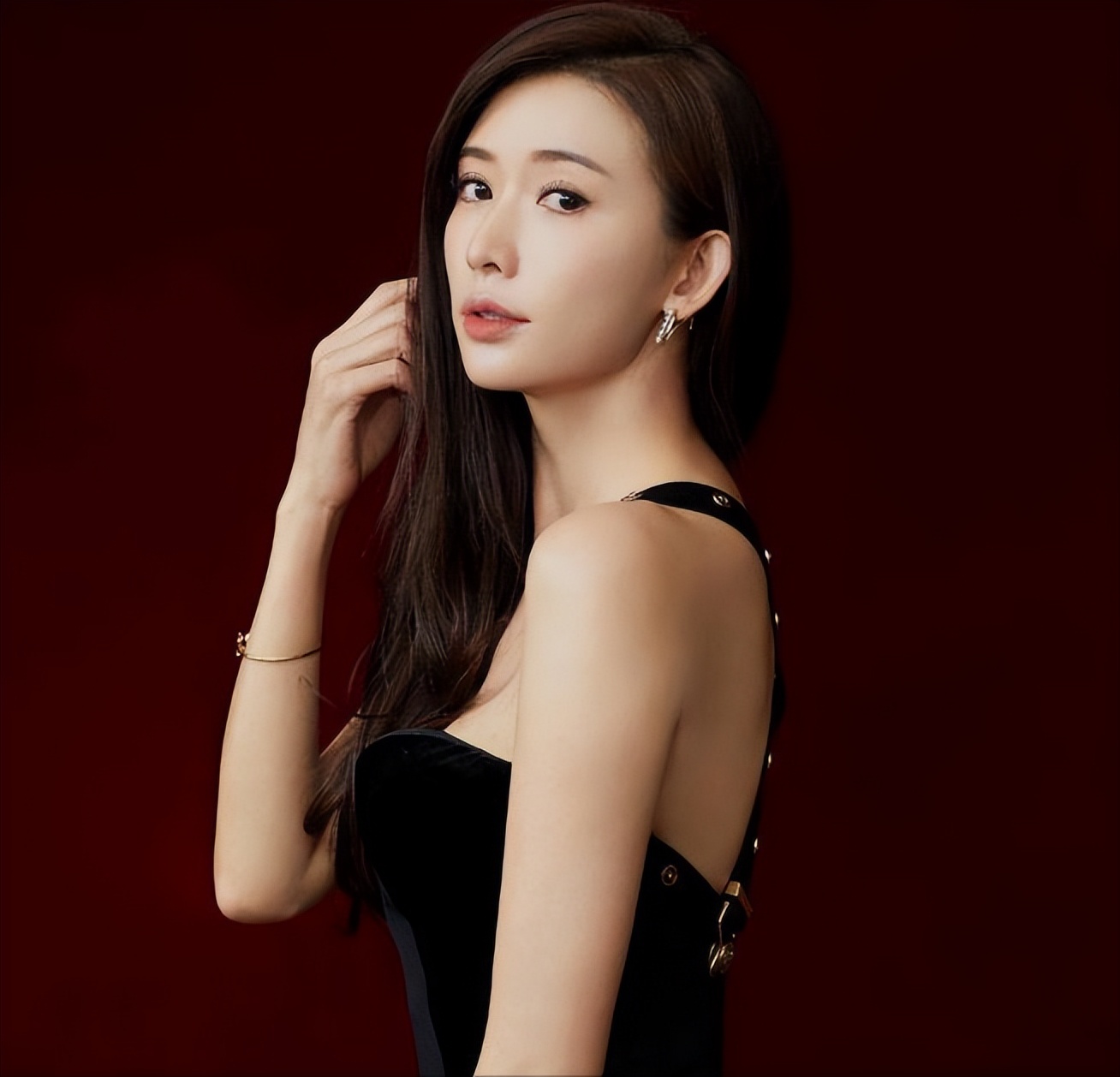 假胸、假屁股、假腹肌、假肩膀，这些明星身上还有什么是真的？