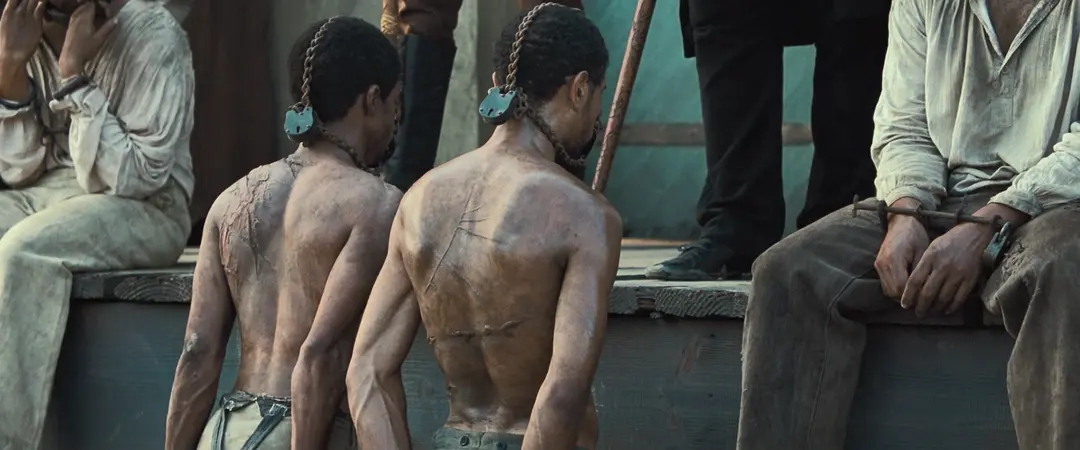 刻印在身体的*行暴**，《为奴十二载》营造一个历史与现实交织的空间