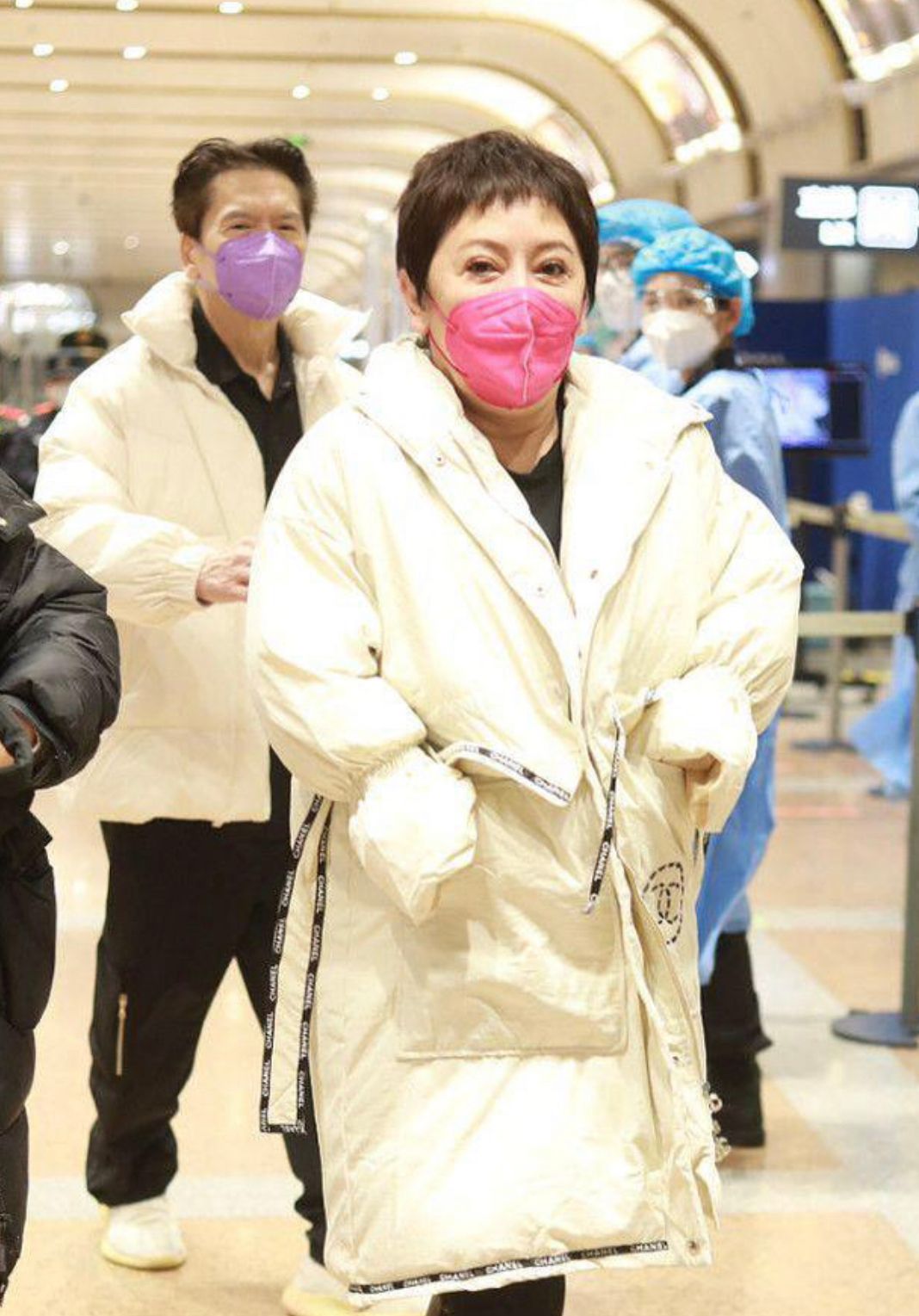 向太穿8万羽绒服,向太穿搭风格